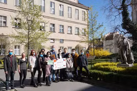 Trao tặng hỗ trợ cho Bệnh viện VFN (Bệnh viện Đại học Y) ở Prague. (Ảnh: Hồng Kỳ/Vietnam+) 