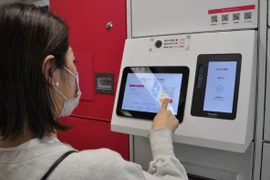 Máy bán hàng tự động giúp du khách Nhật Bản mua sắm miễn thuế dễ dàng hơn. (Nguồn: Kyodo News)