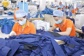 May hàng xuất khẩu tại Công ty may Hưng Việt, huyện Yên Mỹ, tỉnh Hưng Yên. (Ảnh: Trần Việt/TTXVN) 