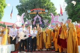 Các đại biểu thực hiện nghi thức thả chim bồ câu và bong bóng câu tại lễ tưởng niệm 60 năm ngày Bồ tát Thích Quảng Đức vị pháp thiêu thân (1963-2023) tại công viên tượng đài Bồ Tát Thích Quảng Đức. (Ảnh: Thanh Vũ/TTXVN)