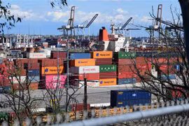 Container hàng hóa được xếp tại cảng Los Angeles, Mỹ, ngày 26/3/2020. (Nguồn: AFP/TTXVN) 