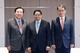 Thủ tướng Phạm Minh Chính tiếp ông Kim Ki-moon, Chủ tịch Hiệp hội doanh nghiệp nhỏ và vừa Hàn Quốc (KBIZ) (bên trái) và Chủ tịch Ngân hàng Công nghiệp Hàn Quốc (IBK) Kim Sung-tae. (Ảnh: Dương Giang/TTXVN)