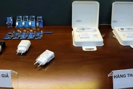 Sạc pin điện thoại Samsung giả, được sản xuất thủ công, thô sơ vừa được Cục quản lý thị trường Hà Nội thu giữ. (Nguồn: vovgiaothong.vn) 