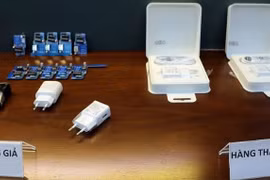 Sạc pin điện thoại Samsung giả, được sản xuất thủ công, thô sơ vừa được Cục quản lý thị trường Hà Nội thu giữ. (Nguồn: vovgiaothong.vn) 