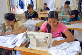 Người dân đeo khẩu trang phòng lây nhiễm COVID-19 trên một đường phố ở Phnom Penh, Campuchia, ngày 25/3/2020. (Nguồn: THX/TTXVN) 