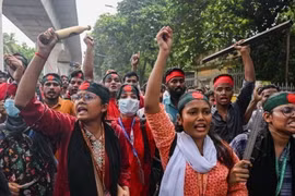 Biểu tình phản đối Chính phủ tại thủ đô Dhaka, Bangladesh ngày 4/8/2024. (Ảnh: Getty Images/TTXVN)
