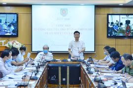 Tổ công tác của Thủ tướng trong một buổi họp rà soát văn bản quy phạm pháp luật. (Ảnh: Dương Giang/TTXVN) 