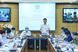 Tổ công tác của Thủ tướng trong một buổi họp rà soát văn bản quy phạm pháp luật. (Ảnh: Dương Giang/TTXVN) 