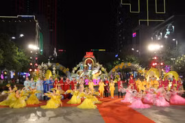 Tiết mục văn nghệ khai mạc Đường hoa Nguyễn Huệ Thành phố Hồ Chí Minh Tết Canh Tý 2020. (Ảnh: Thanh Vũ/TTXVN) 