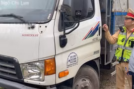 Lực lượng Cảnh sát giao thông đã tiến hành lập biên bản, tạm giữ phương tiện của tài xế T. (Ảnh: Cục Cảnh sát giao thông)