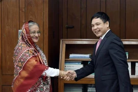 Đại sứ Việt Nam tại Bangladesh Phạm Việt Chiến gặp Thủ tướng Bangladesh Sheikh Hasina. (Ảnh: TTXVN phát)