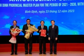 Trao chứng nhận quyết định phê duyệt Quy hoạch tỉnh Bình Định thời kỳ 2021-2030, tầm nhìn đến 2050. (Ảnh: Sỹ Thắng/TTXVN)