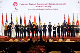 Các đại biểu chụp ảnh chung tại Hội nghị Cấp Bộ trưởng về Hiệp định Đối tác kinh tế toàn diện khu vực (RCEP) ở Nontha Buri, Thái Lan ngày 1/11/2019. (Ảnh: Lý Hữu Kiên/TTXVN) 