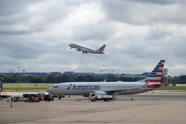 Máy bay của American Airlines tại sân bay Ronald Reagan Washington, Mỹ, ngày 10/7/2020. (Nguồn: AFP/TTXVN) 