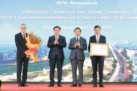Chủ tịch Quốc hội Vương Đình Huệ chúc mừng lãnh đạo tỉnh Phú Yên nhận Quyết định của Thủ tướng Chính phủ phê duyệt quy hoạch tỉnh Phú Yên thời kỳ 2021-2030, tầm nhìn đến năm 2050. (Ảnh: Nhan Sáng/TTXVN)