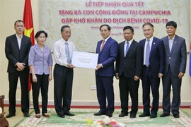 Bộ Trưởng Bùi Thanh Sơn trao tặng quà Tết cho Ban lãnh đạo Hội Khmer-Việt Nam. (Ảnh: Vũ Hùng/TTXVN) 