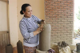 Sản xuất đồ gốm tại hợp tác xã gốm Chăm Bàu Trúc, thị trấn Phước Dân, huyện Ninh Phước, tỉnh Ninh Thuận. (Ảnh: Nguyễn Thành/TTXVN)