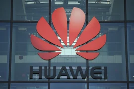 Biểu tượng Huawei tại văn phòng của tập đoàn này ở London, Anh. (Nguồn: AFP/TTXVN) 
