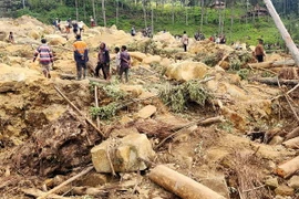 Hiện trường vụ sạt lở đất ở Maip Mulitaka, tỉnh Enga, Papua New Guinea ngày 27/5/2024. (Ảnh: AFP/TTXVN)