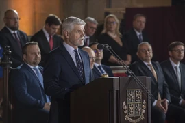 Ngày 9/3, ông Petr Pavel (giữa) tuyên thệ nhậm chức, chính thức trở thành Tổng thống của Cộng hòa Séc. (Ảnh: AFP/TTXVN)