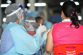 Nhân viên y tế tiêm vaccine ngừa COVID-19 cho người dân tại Bangkok, Thái Lan, ngày 19/3/2021. (Nguồn: THX/TTXVN) 