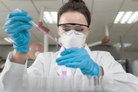 Nhà nghiên cứu điều chế vaccine ngừa virus SARS-CoV-2 tại phòng thí nghiệm của Trung tâm phòng chống dịch bệnh Mỹ. (Nguồn: Medical News Today/TTXVN) 
