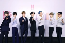 Các thành viên nhóm nhạc Hàn Quốc BTS trong cuộc họp báo trực tuyến ra mắt đĩa đơn Dynamite tại Seoul, Hàn Quốc, ngày 21/8/2020. (Nguồn: Yonhap/TTXVN) 