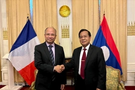 Đại sứ Kham-Inh Khitchadeth đón tiếp Đại sứ Đinh Toàn Thắng sang thăm chúc mừng nhân dịp Quốc khánh Lào. (Ảnh: Nguyễn Thu Hà/Vietnam+)