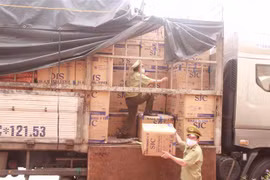 Xe ôtô chở hàng hóa bao gồm khẩu trang y tế và mũ bảo hiểm đều không có hóa đơn chúng từ. (Nguồn: TTXVN phát) 