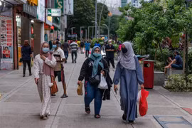 Người dân đeo khẩu trang phòng dịch COVID-19 tại Kuala Lumpur, Malaysia ngày 21/5/2020. (Nguồn: AFP/TTXVN) 
