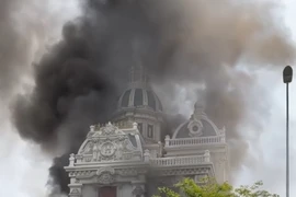 Căn biệt thự bốc cháy dữ dội tại khu đô thị Cẩm Bình thành phố Cẩm Phả, tỉnh Quảng Ninh. (Ảnh: TTXVN phát) 