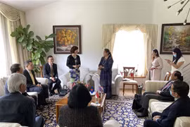 Đại sứ Đặc mệnh toàn quyền Việt Nam tại Thụy Sĩ Lê Linh Lan (đứng bên trái) trong cuộc họp tại Bern ngày 2/7. (Ảnh: Tố Uyên/TTXVN) 