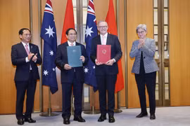 Thủ tướng Phạm Minh Chính và Thủ tướng Australia Anthony Albanese trao Tuyên bố chung về nâng cấp quan hệ lên Đối tác Chiến lược Toàn diện. (Ảnh: Dương Giang/TTXVN)
