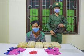 Đối tượng Lò Văn Yêu và tang vật bị thu giữ tại cơ quan điều tra. (Ảnh: Xuân Tư/TTXVN) 