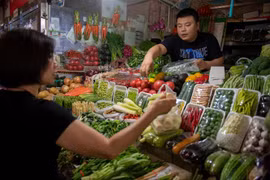 Mua bán tại một khu chợ ở Bắc Kinh, Trung Quốc. (Nguồn: THX/TTXVN) 