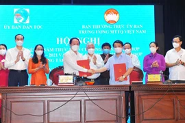 Ký kết chương trình phối hợp công tác giai đoạn 2021-2025 giữa Ủy ban Dân tộc và Ủy ban Trung ương Mặt trận Tổ quốc Việt Nam. (Ảnh: Minh Đức/TTXVN) 