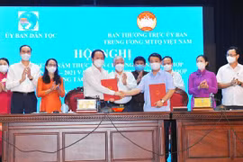 Ký kết chương trình phối hợp công tác giai đoạn 2021-2025 giữa Ủy ban Dân tộc và Ủy ban Trung ương Mặt trận Tổ quốc Việt Nam. (Ảnh: Minh Đức/TTXVN) 