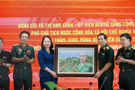 Phó Chủ tịch nước Võ Thị Ánh Xuân chúc mừng tập thể lãnh đạo, y bác sỹ Bệnh viện Quân y 175, Thành phố Hồ Chí Minh. (Ảnh: Đinh Hằng/TTXVN)