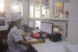 Trung tâm Y tế huyện Yên Lạc, tỉnh Vĩnh Phúc thực hiện thủ tục đăng ký khám chữa bệnh sử dụng thẻ căn cước công dân gắn chíp điện tử giúp giảm bớt thời gian chờ đợi cho người bệnh. (Ảnh: Nguyễn Thảo/TTXVN)