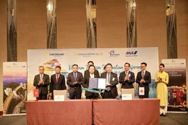 Lễ ký kết Biên bản ghi nhớ hợp tác giữa Vietnam Airlines với Cơ quan Xúc tiến Du lịch Nhật Bản (JNTO) tại Tokyo. (Ảnh: Đức Thịnh/TTXVN)