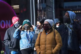 Người dân đeo khẩu trang phòng dịch COVID-19 tại New York, Mỹ. (Ảnh: AFP/TTXVN) 