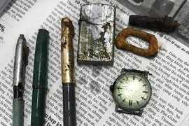 Các di vật được phát hiện chung với 2 bộ hài cốt liệt sỹ. (Ảnh: Huyền Trang/TTXVN) 