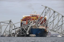 Hiện trường vụ sập cầu Francis Scott Key ở thành phố Baltimore, bang Maryland (Mỹ), sau khi bị tàu chở hàng đâm trúng, ngày 26/3/2024. (Ảnh: AFP/TTXVN)