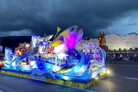 Đoàn xe diễu hành qua nhiều tuyến đường trung tâm thành phố Quy Nhơn. (Ảnh: Lê Phước Ngọc/TTXVN)