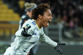 Tuyển Nữ Philippines bất ngờ dẫn trước 1-0 trước New Zealand nhờ pha đánh đầu lập công của tiền đạo số 7 Sarina Bolden (ảnh) vào lưới thủ thành Victoria Esson. (Ảnh: AFP/TTXVN)