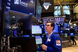 Nhân viên tại sàn giao dịch chứng khoán New York, Mỹ. (Ảnh: THX/TTXVN)