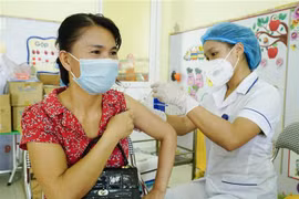 Điểm tiêm vaccine tại thành phố Điện Biên Phủ. (Ảnh: Xuân Tư/TTXVN) 