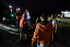 Lực lượng cứu hộ Philippines làm nhiệm vụ tại hiện trường vụ cháy phà chở khách ở khu vực đảo Baluk-Baluk thuộc thị trấn Hadji Muhammad, tỉnh Basilan, tối 29/3/2023. (Ảnh: Rappler/TTXVN)