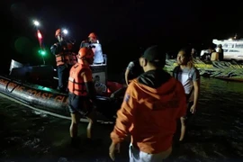Lực lượng cứu hộ Philippines làm nhiệm vụ tại hiện trường vụ cháy phà chở khách ở khu vực đảo Baluk-Baluk thuộc thị trấn Hadji Muhammad, tỉnh Basilan, tối 29/3/2023. (Ảnh: Rappler/TTXVN)