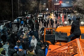 Người biểu tình tập trung tại thành phố Almaty, Kazakhstan nhằm phản đối việc tăng giá khí đốt, ngày 4/1/2022. (Ảnh: AFP/TTXVN) 